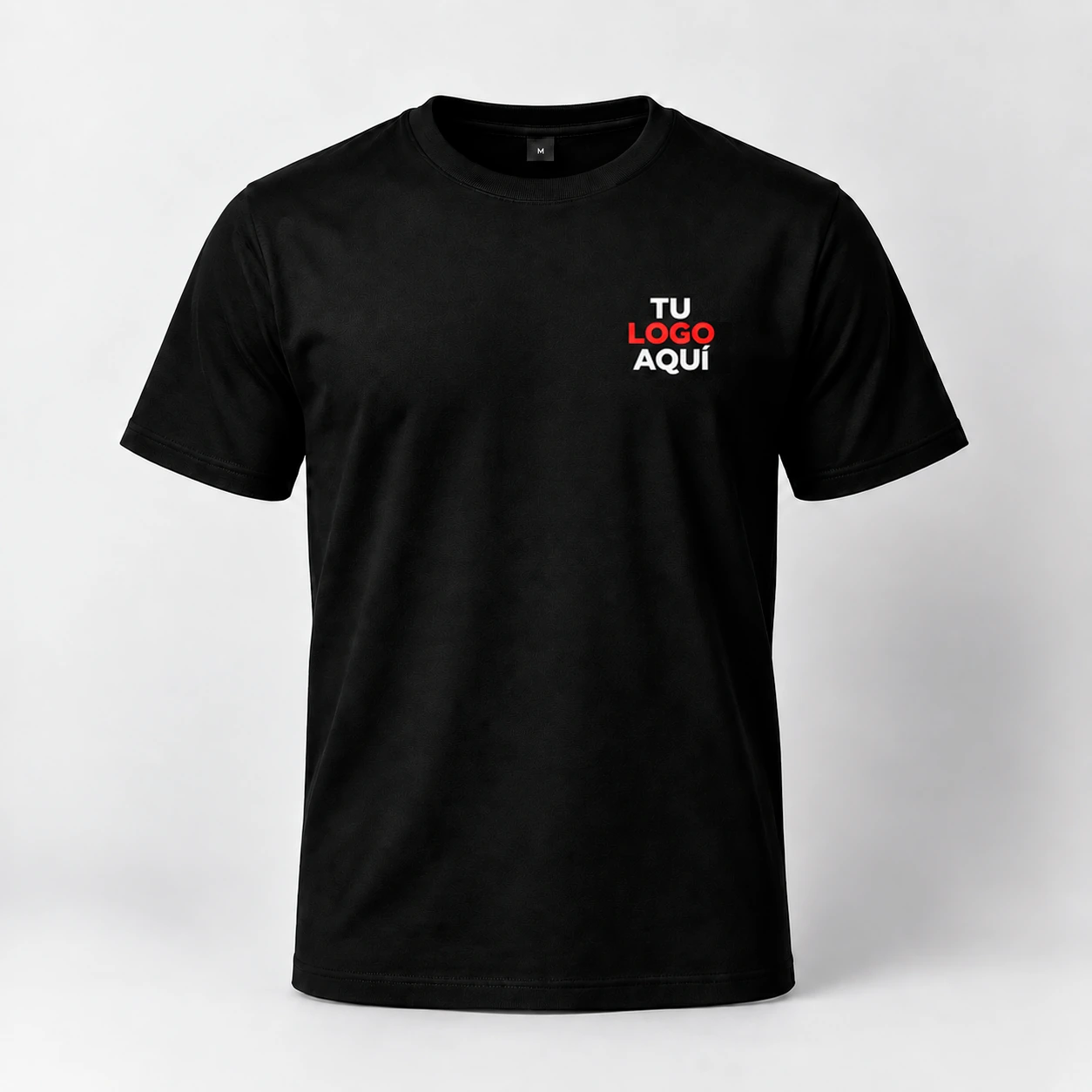 Polera corporativa negra personalizada con logo en el pecho
